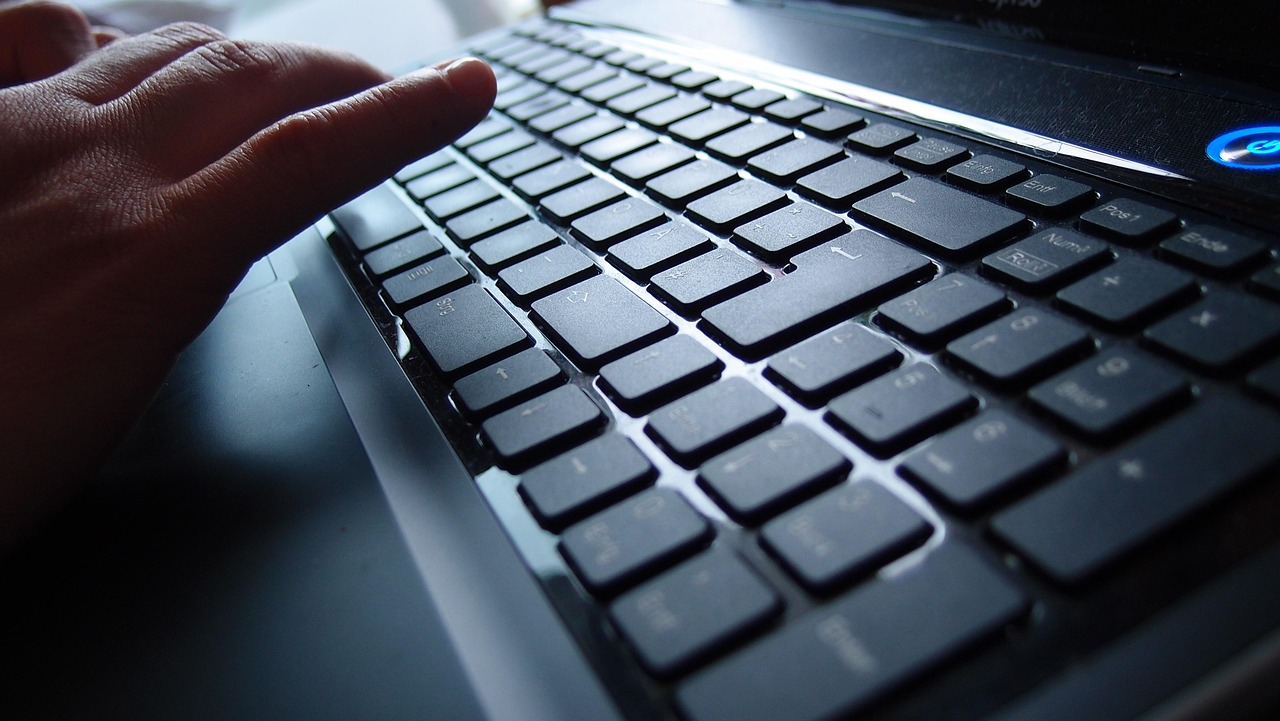 Profissional trabalhando com tecnologia para empresas